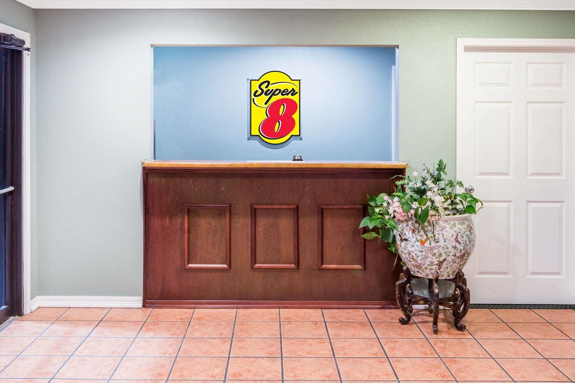 Super 8 By Wyndham Kinder La Екстериор снимка